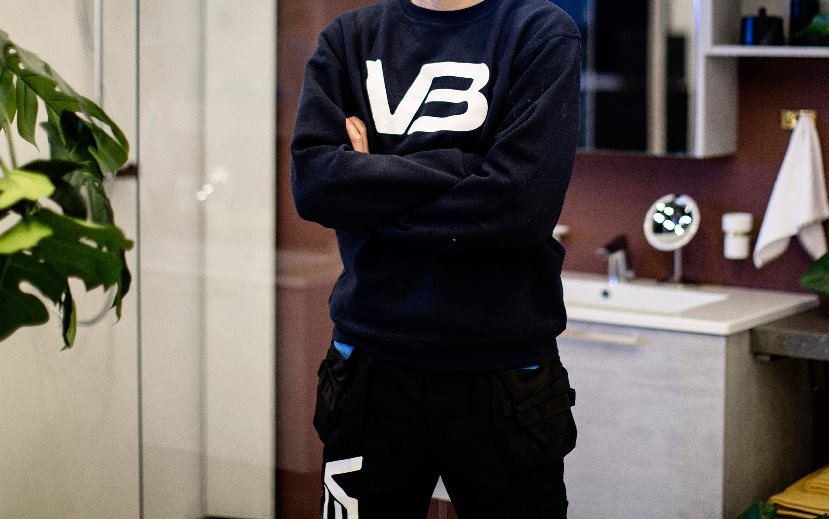 Rørlegger med armene i kors og VB-logo på framsiden av genseren han har på.