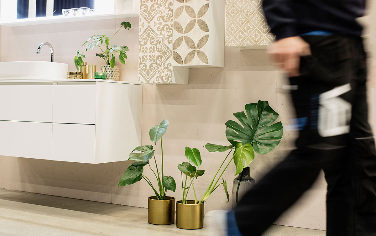 VB bad med en rørlegger som går ut til høyre